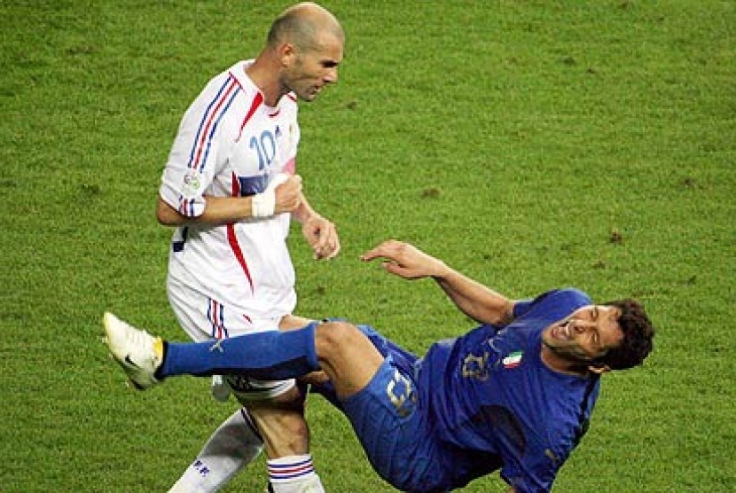 Insiden tandukan Zinedine Zidane kepada Marco Materazzi pada final Piala Dunia 2006.