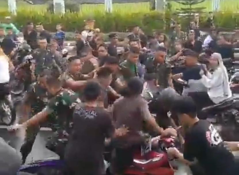 Insiden yang terjadi di depan Markas Kodam XIII/Merdeka, Kota Manado, Sulawesi Utara, Jumat (5/1/2024).