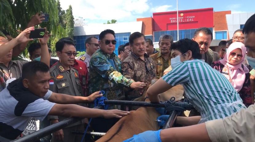 Inspektorat Jenderal Kementerian Pertanian (Itjen Kementan) melakukan monitoring dan evaluasi  penanganan penyakit mulut dan kuku (PMK) di wilayah Sulawesi. Kegiatan ini melibatkan jajaran TNI, Polri, Kejaksaan dan jajaran Pemda Prov dan Kab/ Kota se Sulawesi.