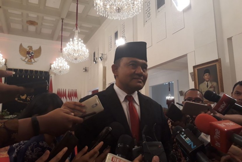 Inspektur Jenderal Heru Winarko berbicara kepada media usai dilantik sebagai kepala Badan Narkotika Nasional (BNN) di Istana Negara, Jakarta, Kamis (1/3).