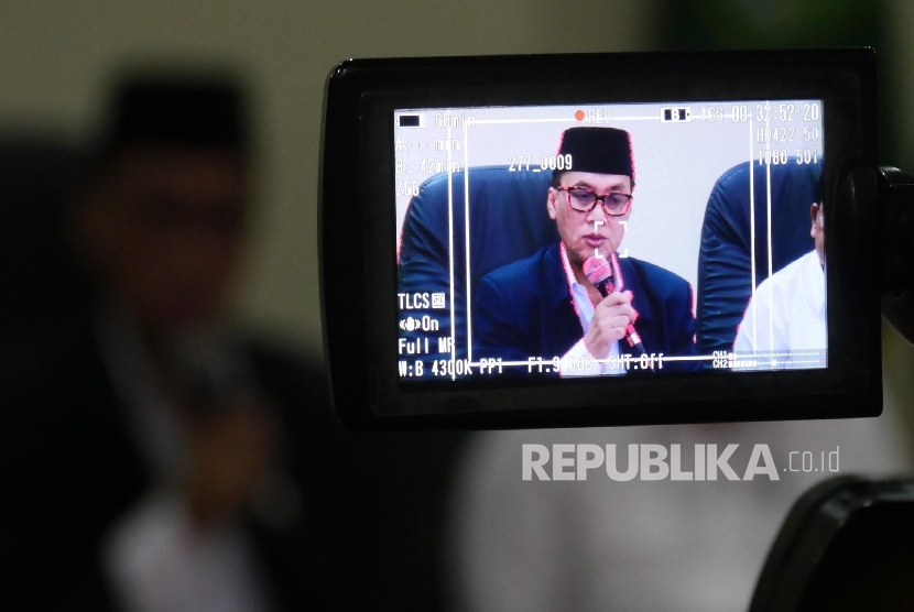 Inspektur Jenderal Kemenag M. Jassin memberikan keterangan terkait dengan sebuah travel yang memberangkatkan Jamaah Haji WNI menggunakan paspor Filipina, di Jakarta, Selasa (23/8).
