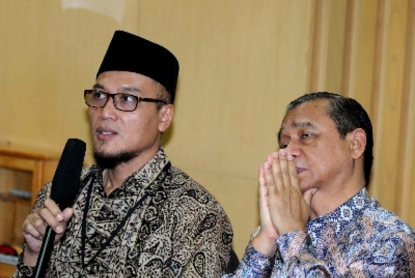 Inspektur Jenderal Kementerian Agama Muhammad Yasin (kiri) bersama Wakil Ketua Komisi Pemberantasan Korupsi (KPK) Busyro Muqoddas saat memberikan keterangan pers terkait gratifikasi penghulu di Gedung KPK, Jakarta.