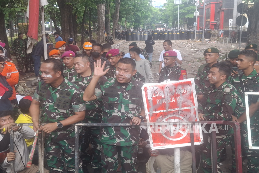 Inspektur Kostrad Mayjend Jannie Aldrin Siahaan saat menemui massa di depan Mako Brimob Kwitang, Jakarta, Sabtu (30/8/2025).
