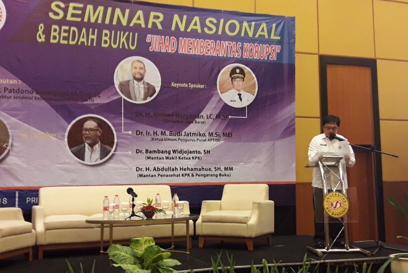 Inspektur Pemda Jabar, M Solihin membacakan sambutan Gubernur Jawa Barat, Ahmad Heryawan, pada Seminar Nasional dan Bedah Buku 