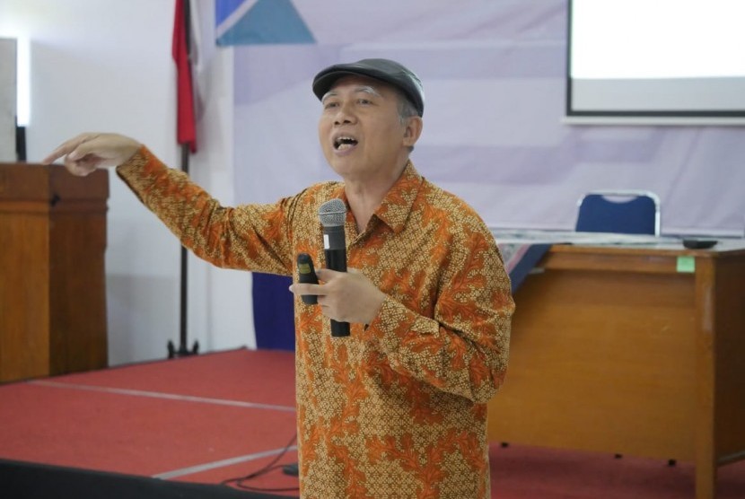  Inspirator Metamorphosis, H.D Iriyanto, saat mengisi Diklat Inspiratif Republika di Balai Bahasa Yogyakarta, Rabu (13/3).