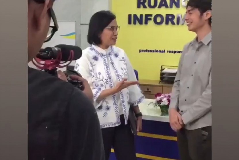 Instagram story Surya Sahatapy menunjukkan interaksinya rengan Menkeu Sri Mulyani