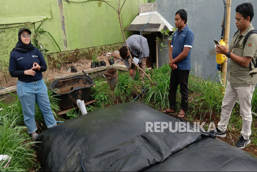 Instalasi Biogas modern Sistema.bio dipasang di halaman rumah salah satu peternak di Lembang