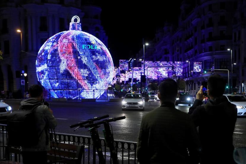  Instalasi lampu kota dalam pameran Christmas Lights 2020 di Madrid, Spanyol, Kamis (26/11).