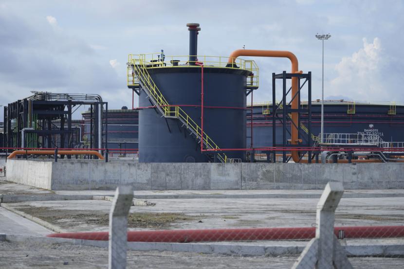 Instalasi minyak di kilang Dangote saat upacara pembukaan di Lagos, Nigeria, Senin, 22 Mei 2023. Harga minyak mentah berjangka turun tajam pada akhir perdagangan Selasa (30/5/2023).