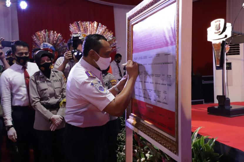 instansi pemerintah dan stakeholder di lingkungan Pelabuhan Tanjung Priok untuk menandatangani Deklarasi Komitmen Bersama Priok Bermasker yang diselenggarakan oleh Polres Pelabuhan Tanjung Priok pada Jumat (3/9).