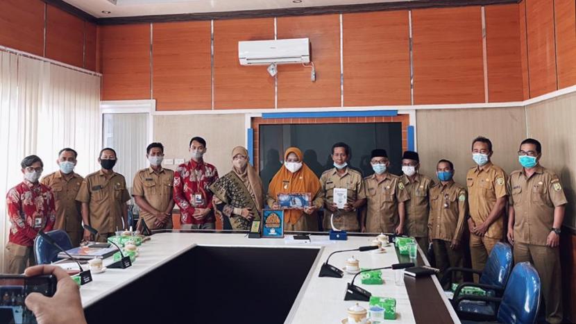 Institut Agama Islam (IAI) Tazkia melakukan silaturahim dengan Pemkab Sambas, Provinsi Kalimantan Barat, Selasa (19/1). 