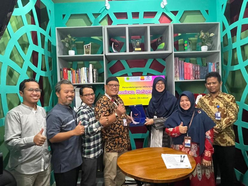 Institut Agama Islam (IAI) Tazkia menandatangani kerja sama dengan PT Indosat. 