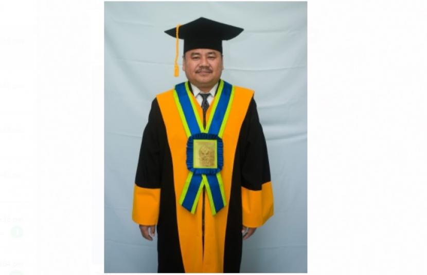 Institut Agama Islam Negeri (IAIN) Ponorogo, Jawa Timur, mengukuhkan Profesor Aksin Wijaya sebagai guru besar di Gedung Watu Dhakon, Sabtu (11/12). 