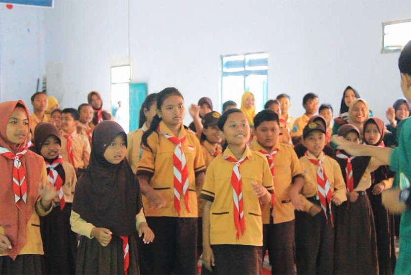  Institut Agama Islam Negeri (IAIN) Tulungagung menyelenggarakan KKN Tematik Revolusi Mental di Desa Sidomulyo, Kabupaten Blitar, Jawa Timur.