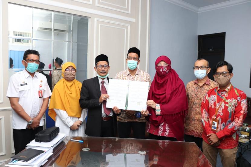 Institut Agama Islam Tazkia dan Baitul Mal Aceh meandatangani perjanjian kerja sama dalam bidang sosial, Rabu (30/12), di Banda Aceh. 