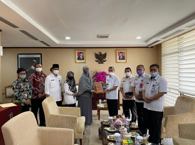  Institut Agama Islam Tazkia melakukan silaturrahim dengan Pemerintah Provinsi Riau sekaligus melakukan diskusi kelanjutan kerja sama.