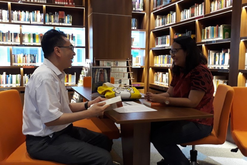 Institut Humor Indonesia Kini (IHIK3) mendirikan pusat studi humor pertama di Indonesia yaitu The Library of Humor Studies. 