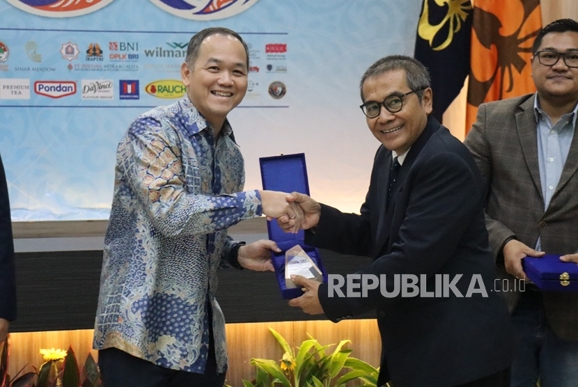 Institut Pariwisata (IP) Trisakti memberi penghargaan kepada PT Anggana Catur Prima, produsen brand Koepoe-Koepoe dan Belibis, atas kontribusinya dalam mendukung pengembangan pendidikan pariwisata dan industri kuliner di Tanah Air.