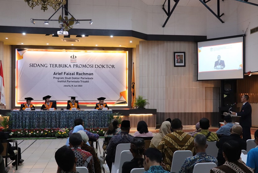 Institut Pariwisata Trisakti baru saja melahirkan lulusan doktor pertama, yakni Arief Faizal Rachman. Dalam sidang terbuka promosi doktornya, Arief mempertahankan disertasi yang membahas tentang destinasi wisata berbasis kopi kultur di Provinsi Jawa Barat.