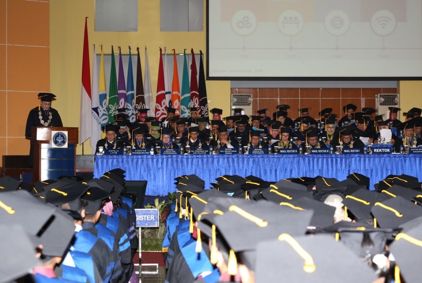 Institut Pertanian Bogor (IPB) kembali menggelar upacara wisuda tahap VI Program Sarjana, Profesi Dokter Hewan, dan Pascasarjana tahun akademik 2017/2018 di Graha Widya Wisuda, Kampus IPB Dramaga Bogor (21/3). 
