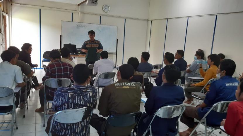 Institut Tazkia Bogor melalui Halal Centernya memberikan pembekalan ilmu sertifikasi halal serta dasar-dasar kompetensi pendamping halal kepada mahasiswa hafidz Alquran 30 juz asal Kabupaten Siak.