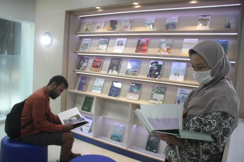 Institut Teknologi Bandung (ITB) melakukan berbagai upaya untuk mengajak anak muda mau membaca dan berliterasi. Salah satu upaya yang dilakukan, dengan membuka ITB Press Store, yang diresmikan langsung oleh Rektor ITB Prof. Reini Wirahadikusumah, Ph.D, Kamis (22/12).