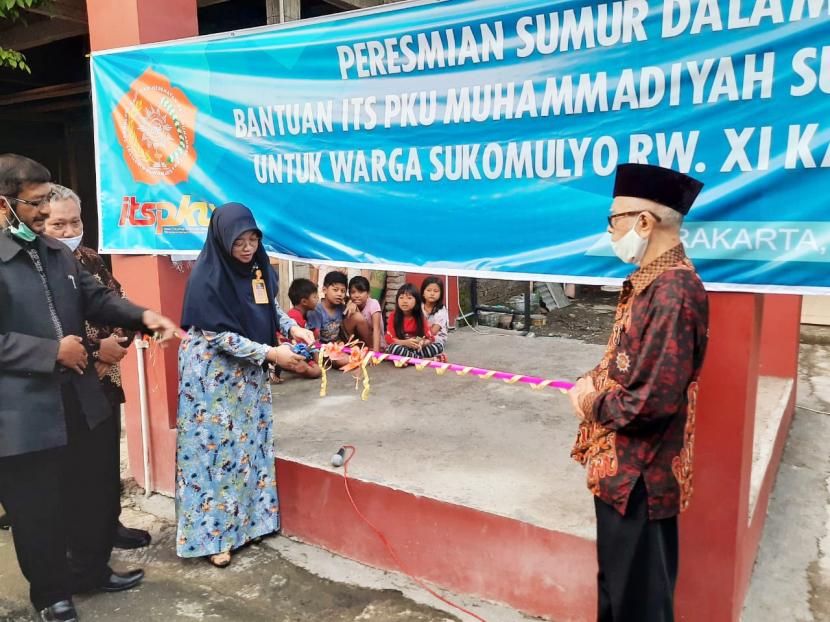 Institut Teknologi Sains dan Kesehatan (ITS) PKU Muhammadiyah Surakarta menyumbang sumur dalam di kampung Sukomulyo RT 05/RW 11 Kelurahan Kadipiro, Kecamatan Banjarsari, Solo. 