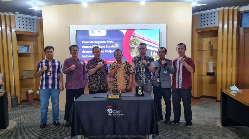 Institut Teknologi Telkom Surabaya (ITTelkom Surabaya) dan Dompet Al-Quran Indonesia melakukan kerjasama dengan menandatangani Memorandum of Understanding (MoU) 