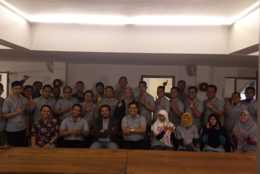 Instruktur Cisco AMIK BSI Jakarta bersama instruktur Cisco Networking Academy di acara Indonesia Cisco Networking Academy Mini Conference.
