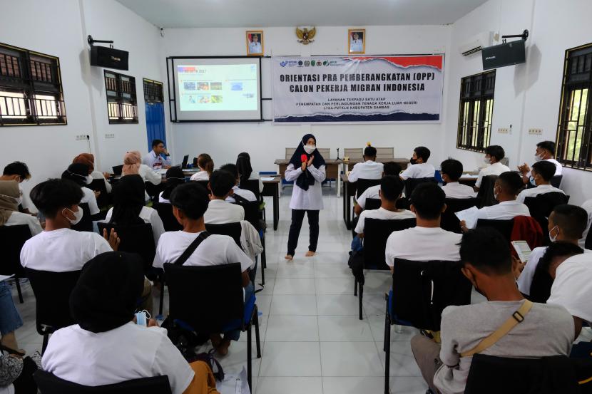 Instruktur dari BP3MI memberikan materi kepada sejumlah Calon Pekerja Migran Indonesia (CPMI).