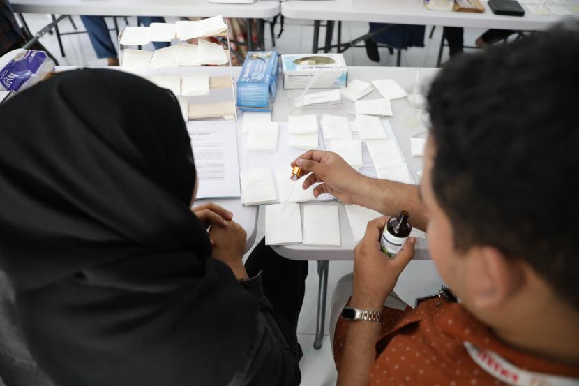 Instruktur mengajarkan teknik smelling dalam pengolahan parfum kepada generasi muda Aceh. 