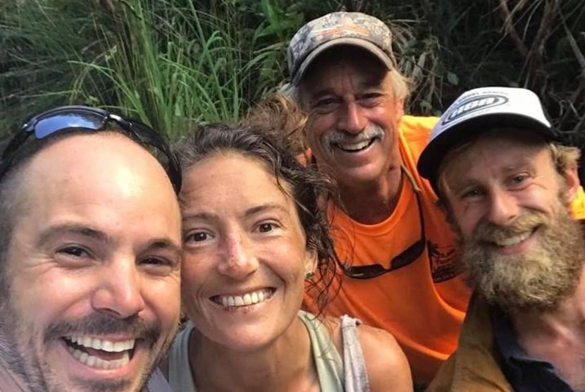 Instruktur yoga Amanda Eller (kedua dari kiri) selamat setelah hilang di hutan Hawaii selama dua pekan.