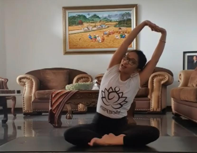 Instruktur yoga Tio Rosaline Simanjuntak memberi pelatihan yoga dan meditasi daring di Instagram.