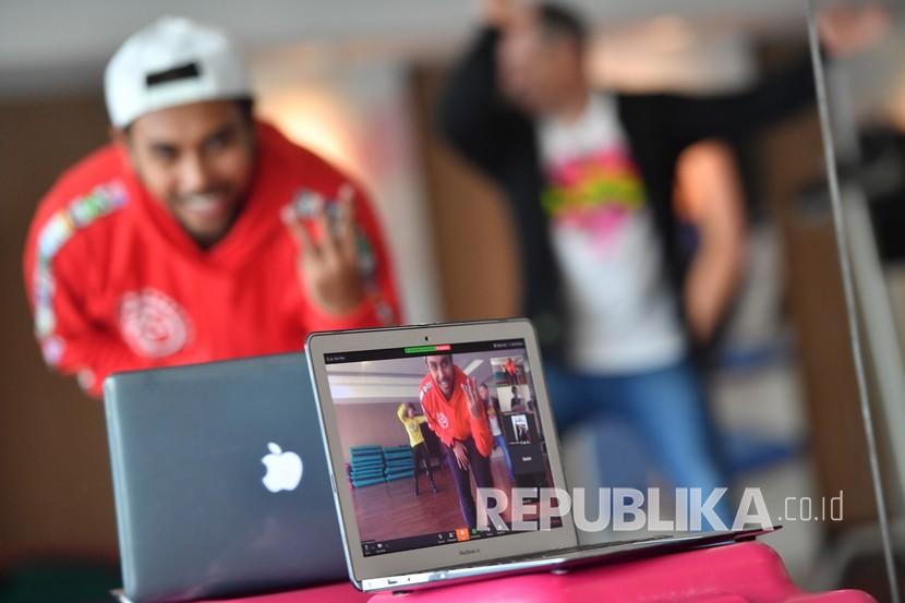 Instruktur zumba memimpin latihan secara daring di sebuah tempat kebugaran di Surabaya, Jawa Timur, Sabtu (11/4). Berolahraga, konsumsi makanan segar dan tidur bisa tingkatkan imun tubuh