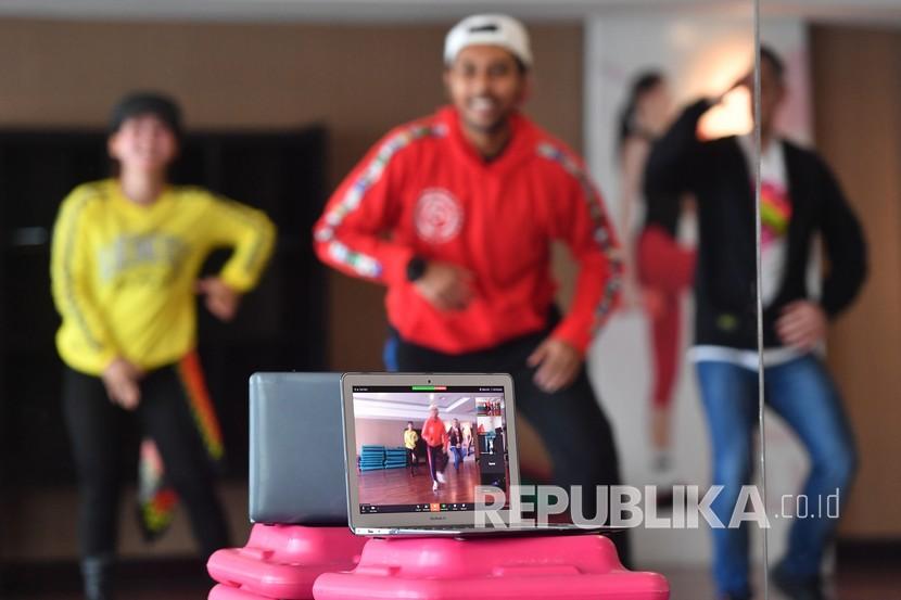 Instruktur zumba memimpin latihan secara daring di sebuah tempat kebugaran di Surabaya, Jawa Timur, Sabtu (11/4/2020). Ada tarian yang menggabungkan kekuatan dan kardio, dengan hasil akhir meningkatkan kekuatan, kekencangan, dan kelenturan otot. 