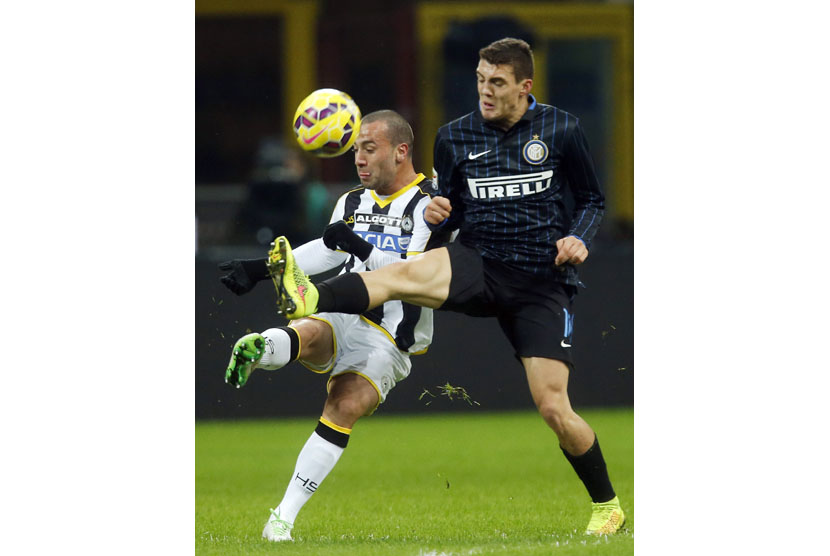 Inte Milan's Mateo Kovacic (R) fights for the ball with Udinese's Guilherme during their Italian Serie A soccer match at the San Siro stadium in Milan December 7, 2014. 