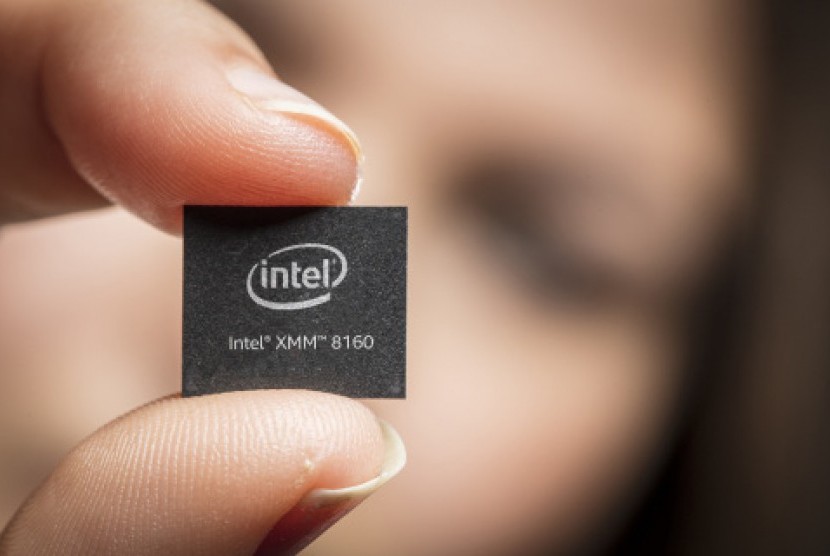 Model menunjukkan chip buatan Intel Corp,