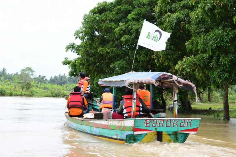 Intensitas hujan yang semakin tinggi membuat 7 Kecamatan di Pandeglang mengalami banjir hingga selutut orang dewasa. Beberapa akses jalan tak bisa dilalui kecuali menggunakan bantuan perahu.