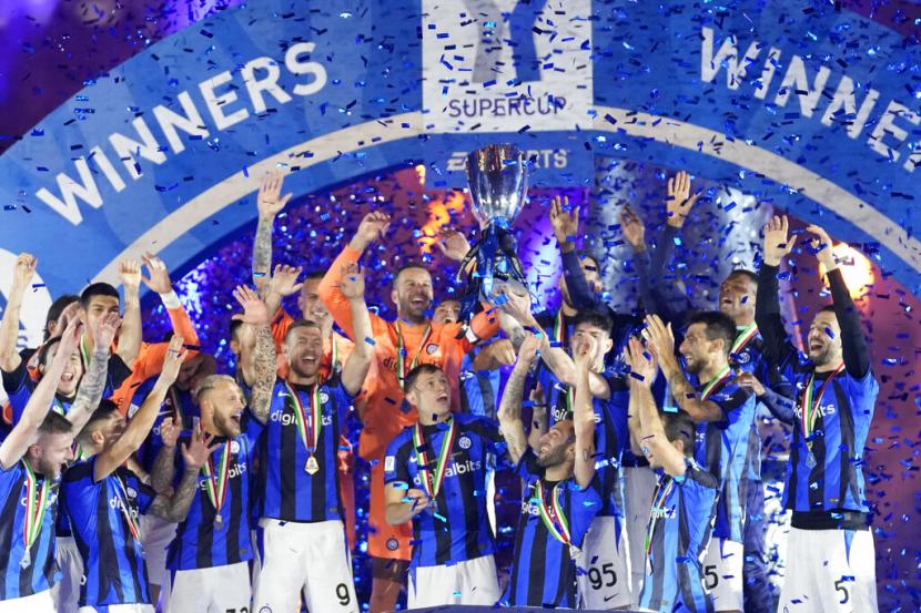 Inter Milan merayakan gelar juara Piala Super Italia