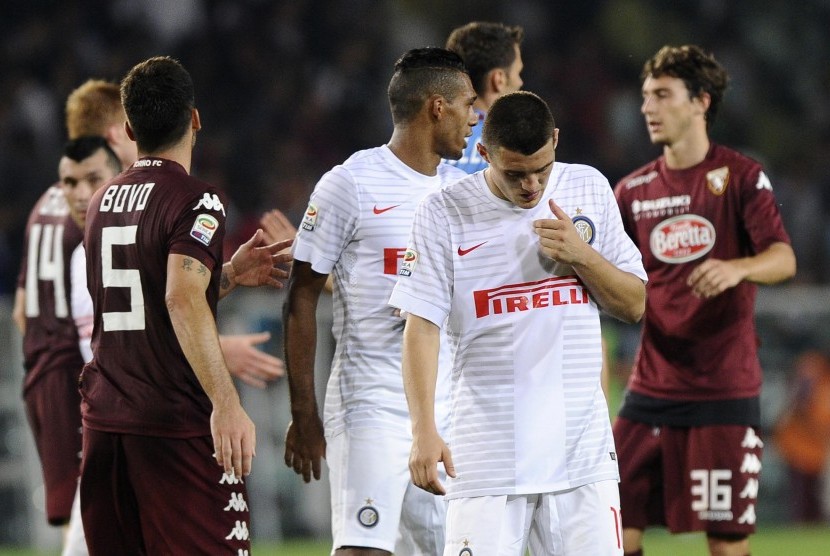 Inter Milan's Mateo Kovacic (2nd R) reacts at the end of their Italian Serie A soccer match against Torino at Olympic Stadium in Turin August 31, 2014