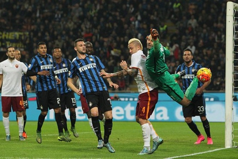 Inter Milan sukses rebut puncak klasemen sementara Serie A usai mengalahkan AS ROma 1-0, Ahad (1/11).
