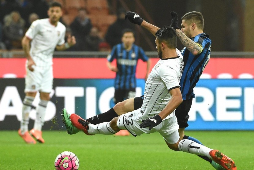  Inter's forward Mauro Emanuel Icardi (R) scores the 2-0 during the Italian Serie A soccer match between FC Inter and US Palermo at Giuseppe Meazza Stadium in Milan, Italy, 6 March 2016