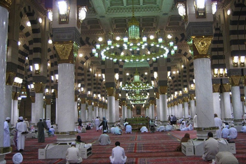 Interior dalam Masjid Nabawi dan para jamaah yang tengah beribadah.