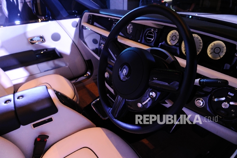  Interior Kemudi mobill Rolls Royce tipe Phantom VII / Ilustrasi