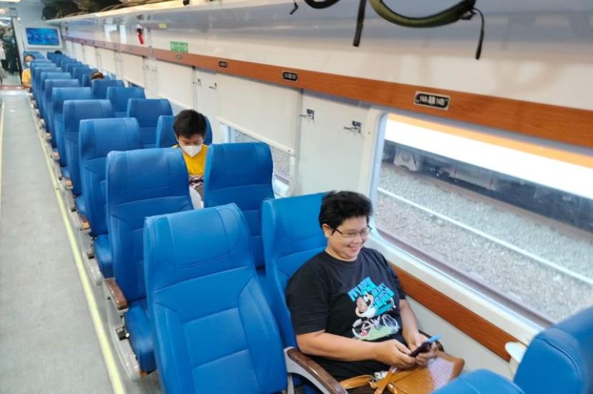 Interior kereta ekonomi generasi baru yang tersambung Kereta Jayabaya di Stasiun Pasar Senen, Jakarta Pusat, Selasa (26/9/2023).