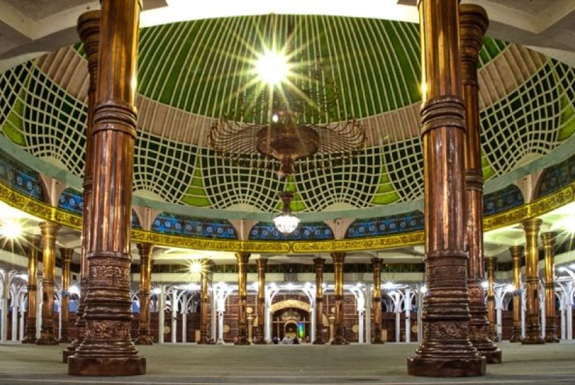 Interior Masjid Al-Falah, Jambi.