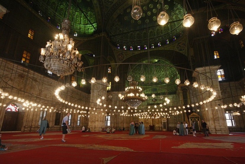 Interior Masjid Muhammad Ali Pasha di Kairo, Mesir.