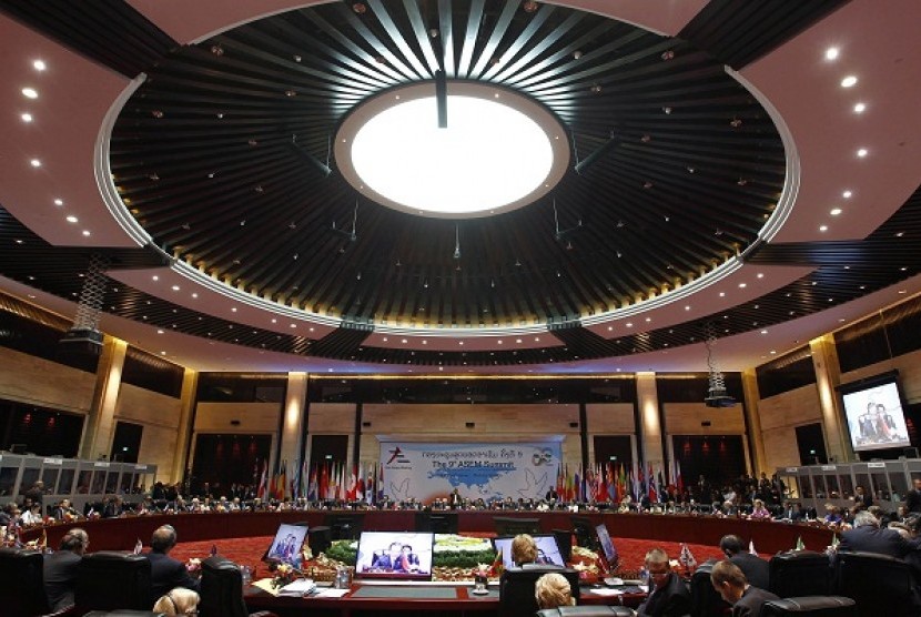 International leaders attend the plenary session of the ASEM Summit in Vientiane November 5, 2012. A high-profile group of leaders and foreign ministers from Asia and Europe arrived at the capital of Laos for the Asia-Europe Meeting (ASEM) summit, held onc