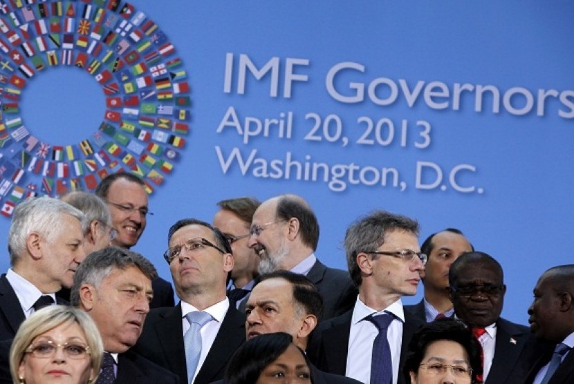 International Monetary Fund (IMF) governors take their places for a group photo during IMF and World Bank spring meetings in Washington, April 20, 2013. 