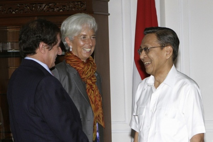 International Monetary Fund (IMF) Managing Director Christine Lagarde (center) looks on as Indonesia's Vice President Boediono (right) talks to Anoop Singh, director of the Asia and Pacific Department of the IMF, at the Vice Presidential Palace in Jakarta 